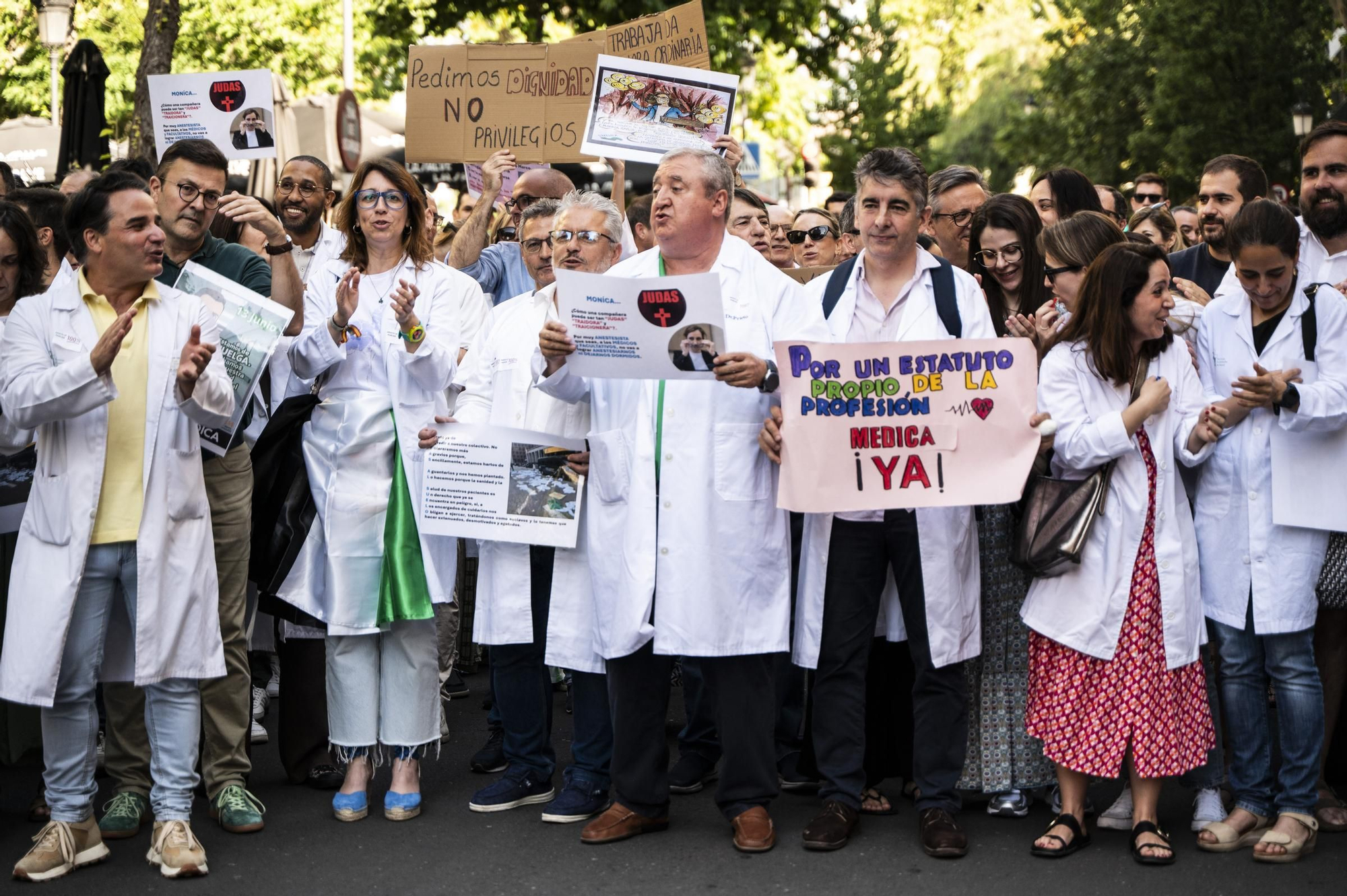 Las imágenes de la protesta de médicos en Cáceres