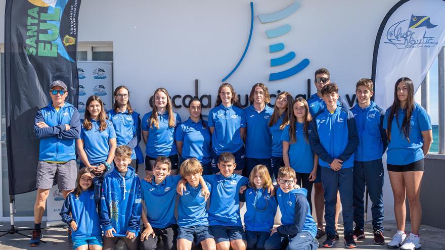 Piragüistas del Club Náutico Santa Eulalia ponen rumbo a la Copa de España de Kayak de Mar