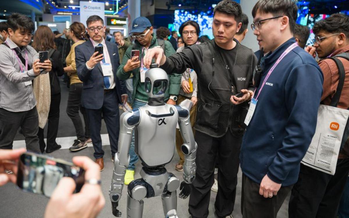 Assistents al MWC amb un robot humanoide a Fira Gran Via