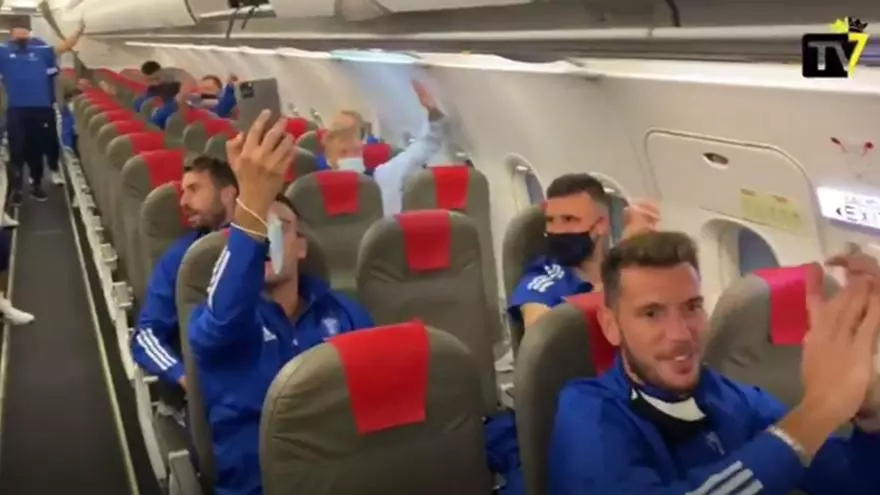 Euforia en el avión del Cádiz de vuelta a casa tras ganar al Madrid
