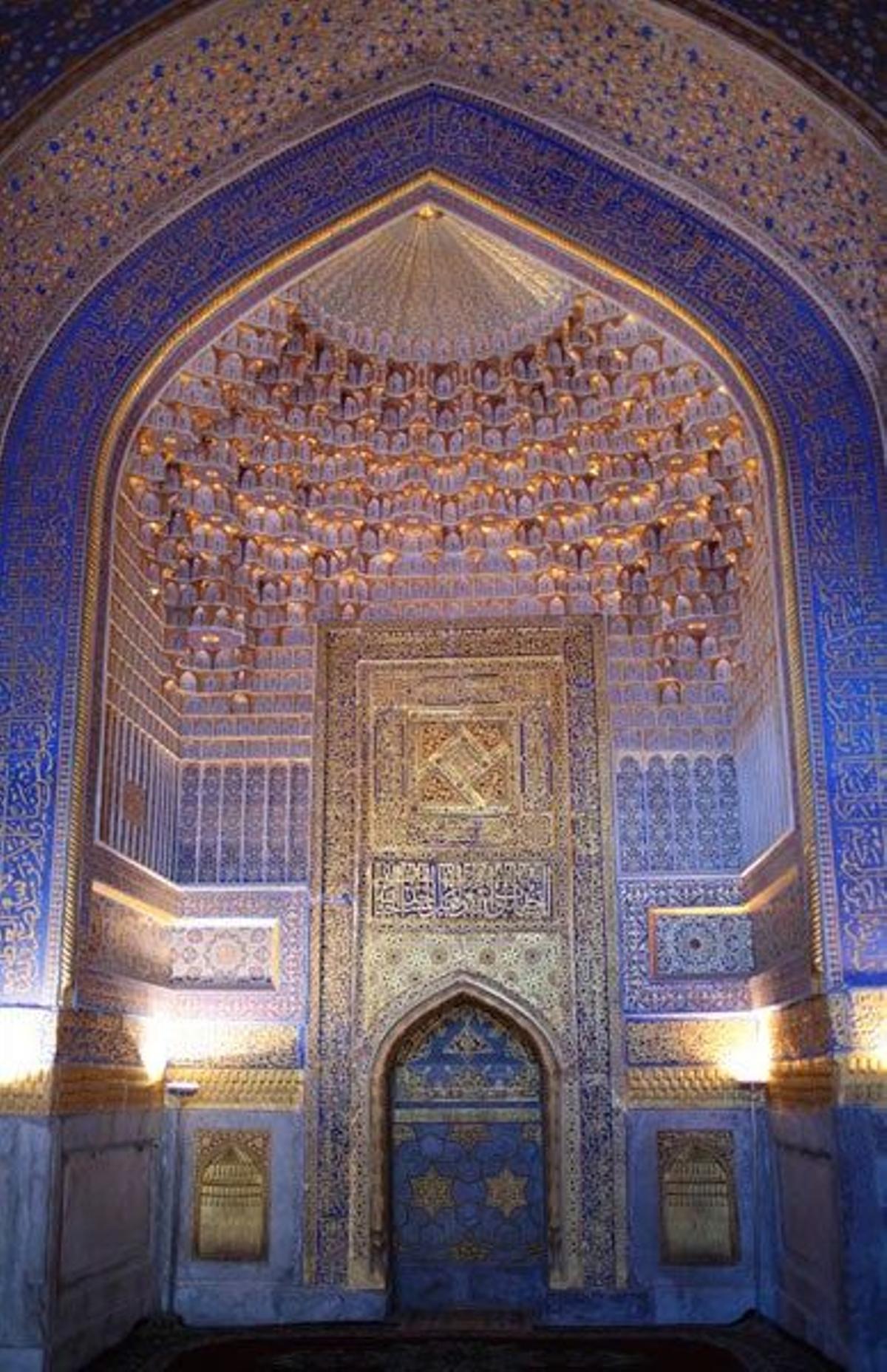 Interior y cúpula de la Madraza Tilla Kari en el plaza Registán de Samarcanda