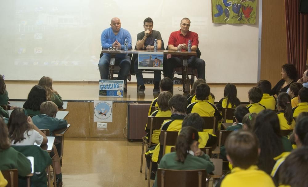 Gómez Noya visita un colegio de A Coruña