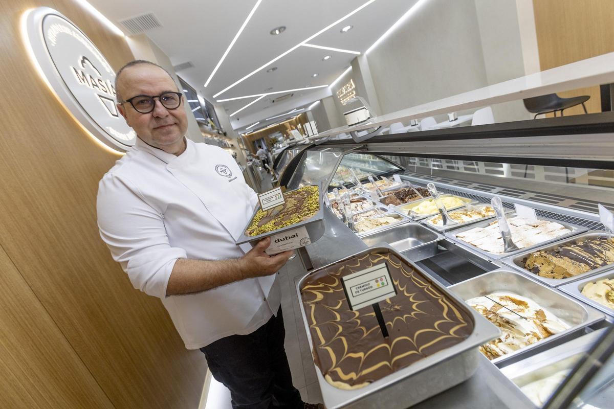 El heladero Mario Masiá muestra el helado sabor chocolate Dubái, la sensación del verano.