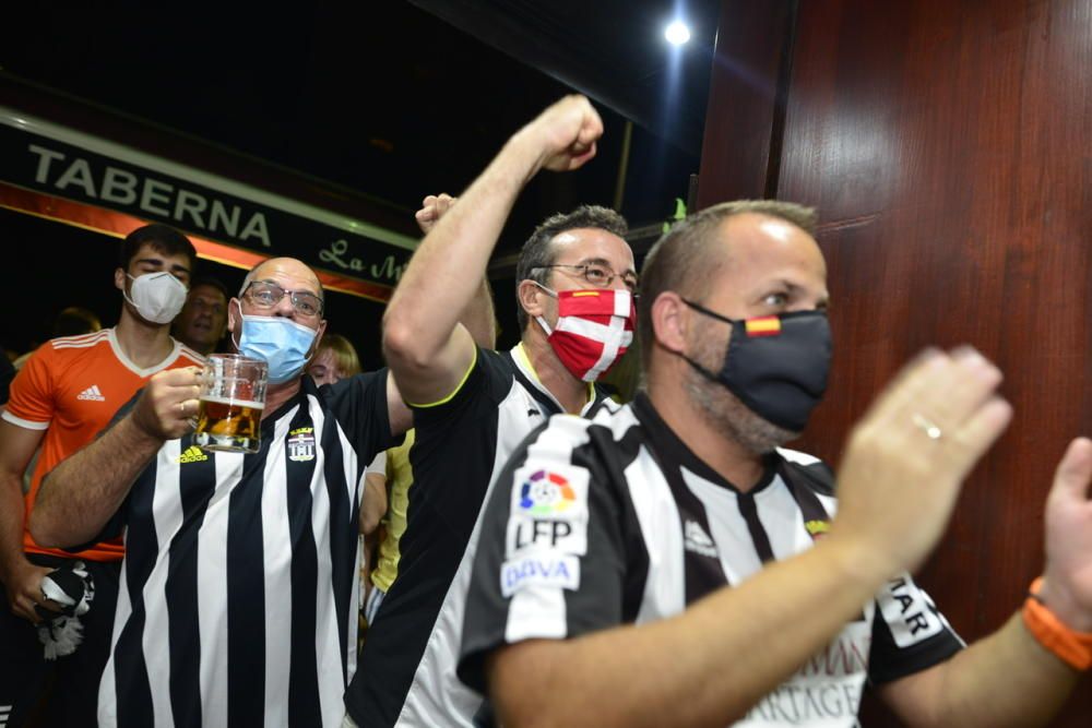 La afición celebra el ascenso del FC Cartagena