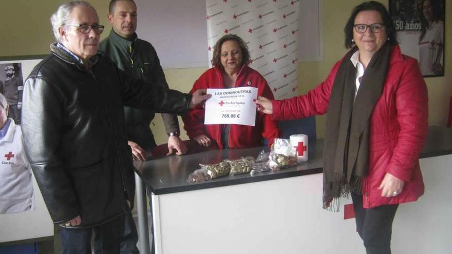 Representantes de &quot;Las Domingueras&quot; y de Cruz Roja, durante el acto de entrega de los donativos. Foto