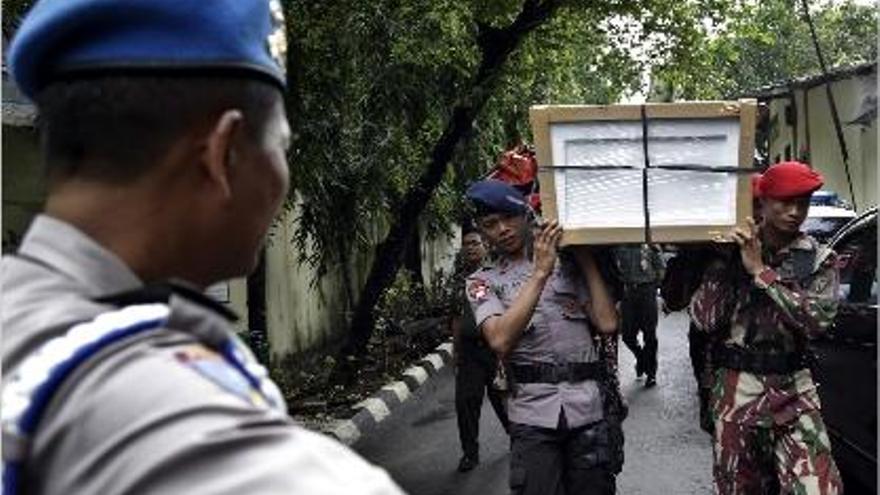 Almenys 13 morts en caure un helicòpter a Indonèsia