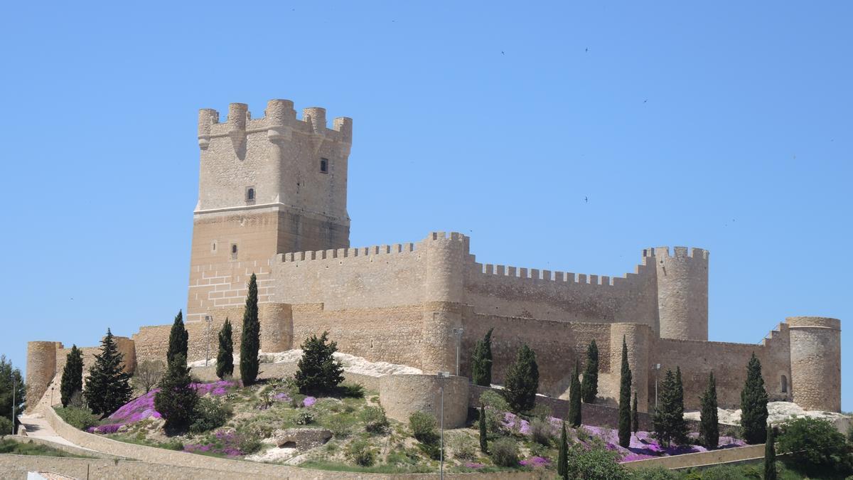 El Castillo de la Atalaya es una de las fortalezas  mejor conservadas y más imponentes del mapa  de estructuras defensivas históricas de España.