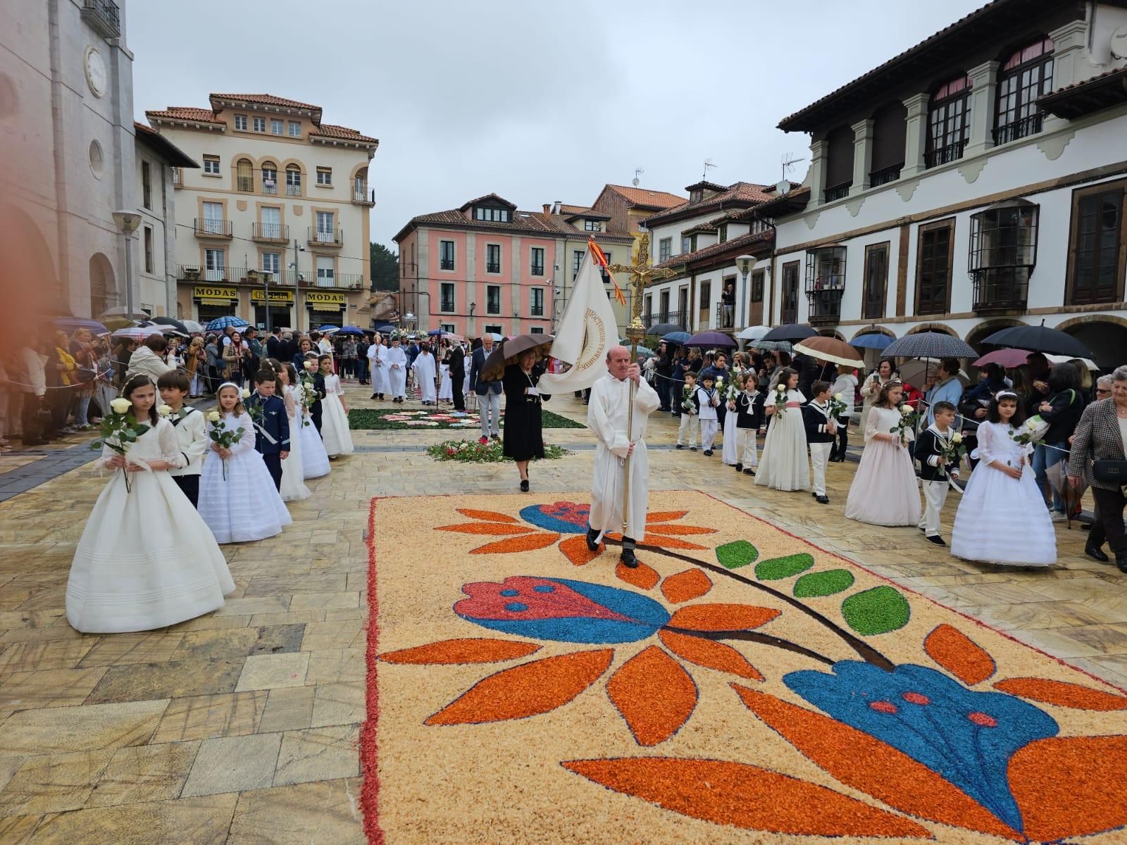 Pravia disfrutó del Corpus: así fue la colorida procesión