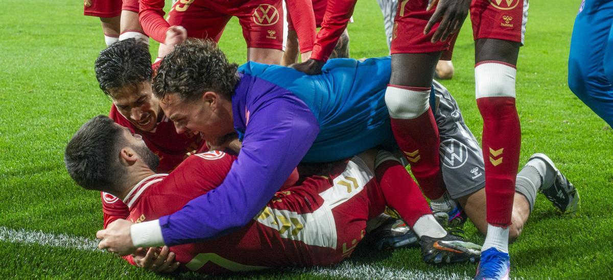 Cris Montes, abrazado por sus compañeros de equipo.