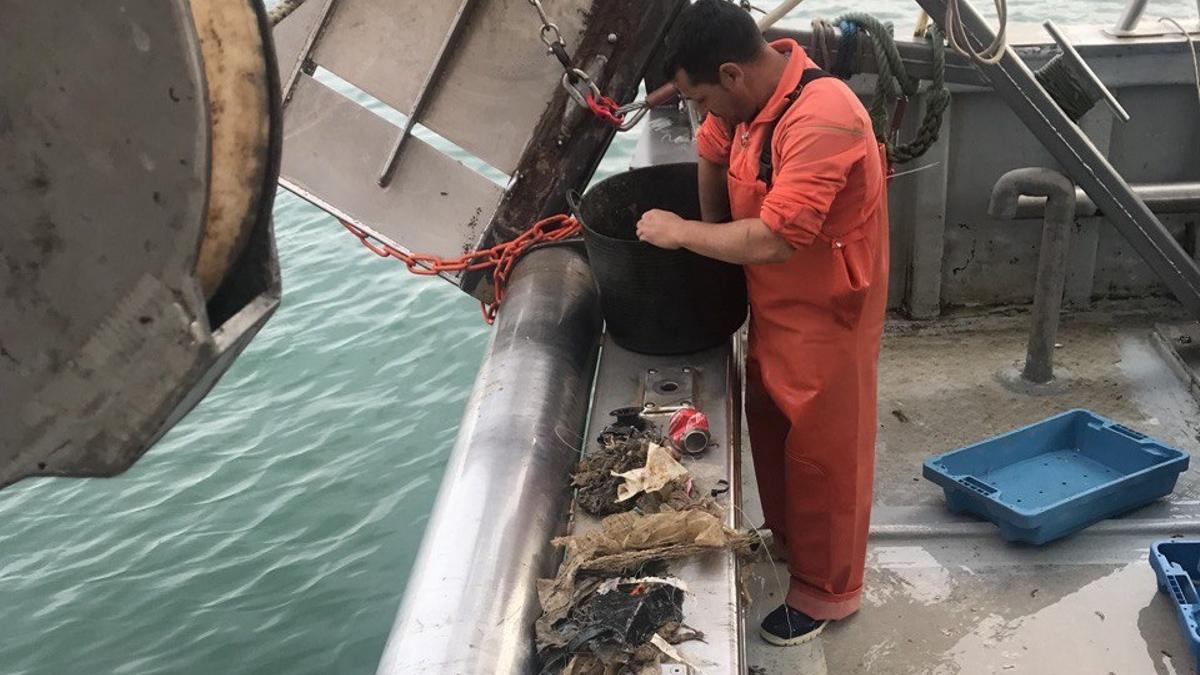 Residuos capturados esta semana por pescadores de embarcaciones de arrastre del puerto de L'Ametlla de Mar.