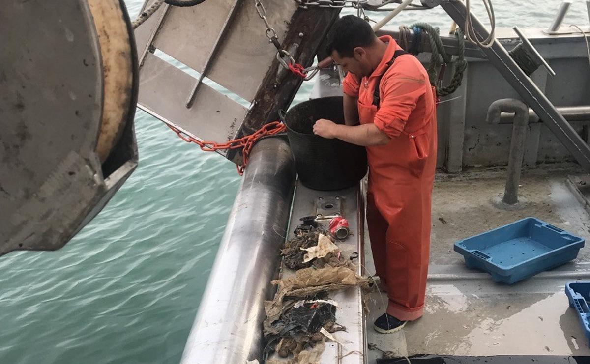 Los pescadores catalanes aumentan un 64% la retirada de plásticos del mar en 2023