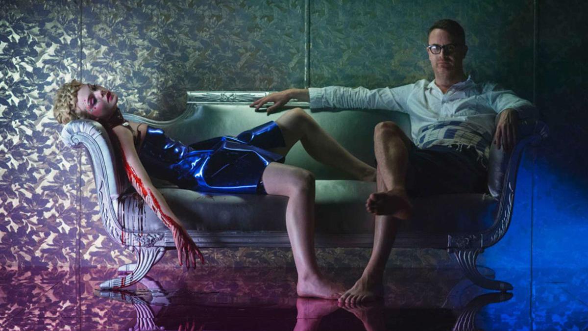 Nicolas Winding Refn y Elle Fanning, en una imagen promocional de 'The neon demon'