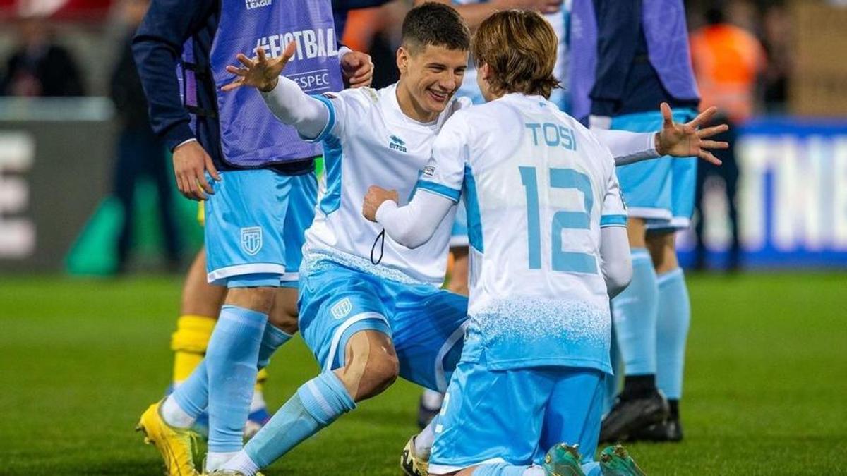 Los jugadores de San Marino celebran la histórica victoria contra Liechtenstein.