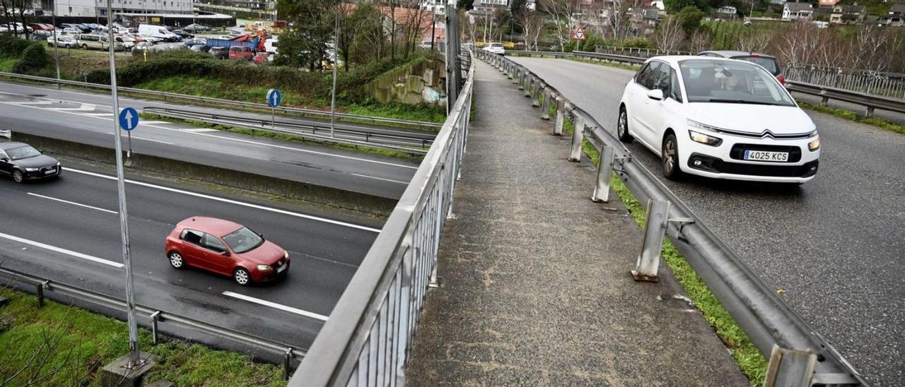 Paso de Domingo Fontán sobre la AP-9 que será ensanchado.