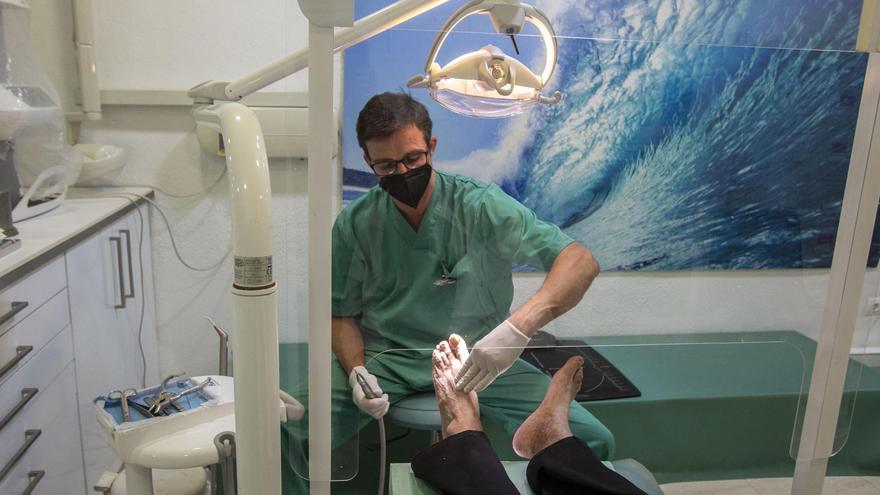 Un podólogo trata los pies de una persona mayor en Alicante