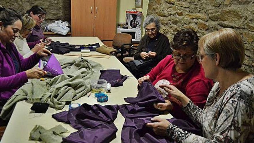 Desarrollo del curso de costura a máquina organizado en el El Puente de Sanabria.