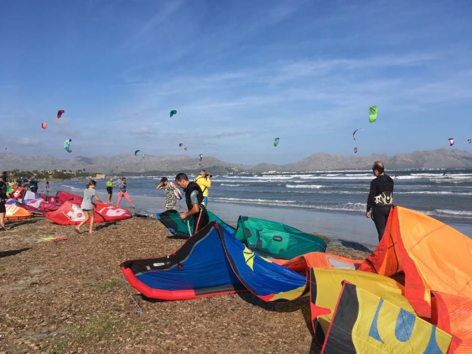 Medio centenar de kitesurfistas llenan la playa de es Barcarés de cometas