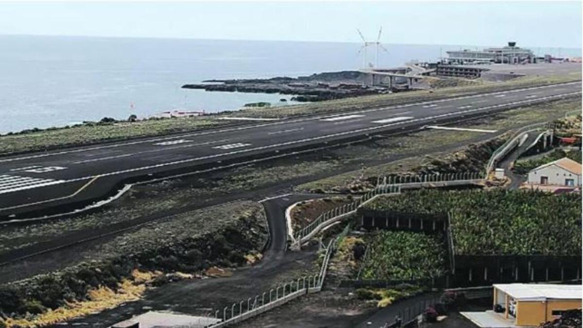 La pericia de un piloto al aterrizar en La Palma por la borrasca Therese: un avión lucha contra el fuerte viento