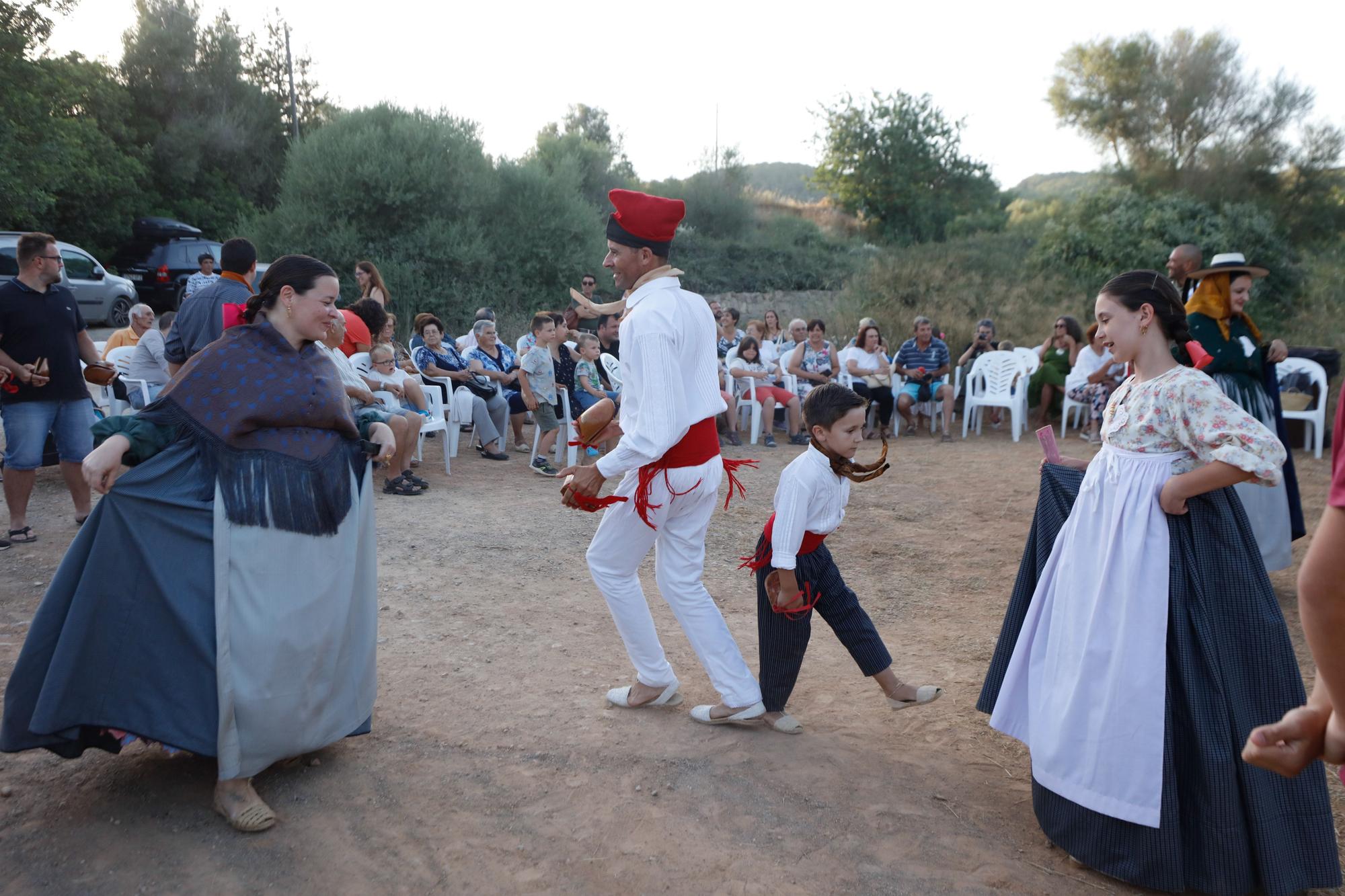 Las imágenes de la 'ballada' popular en el Pou des Escarabats, en Buscastell.