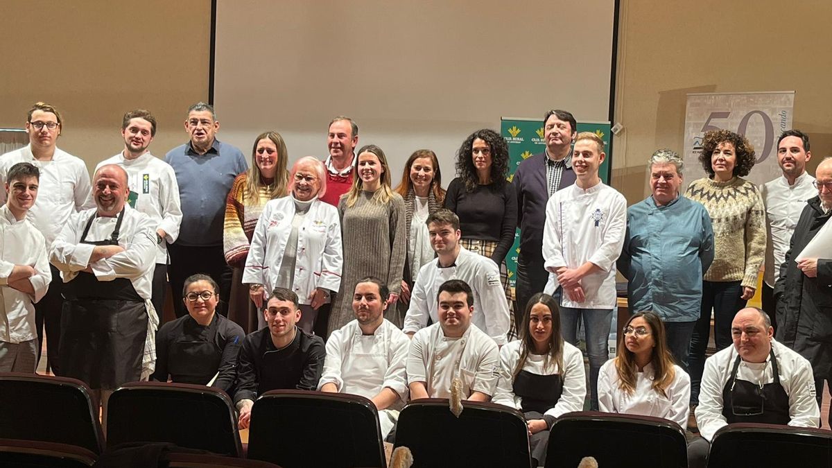 Foto de familia de los concursantes, profesores y patrocinadores, tras el certamen.