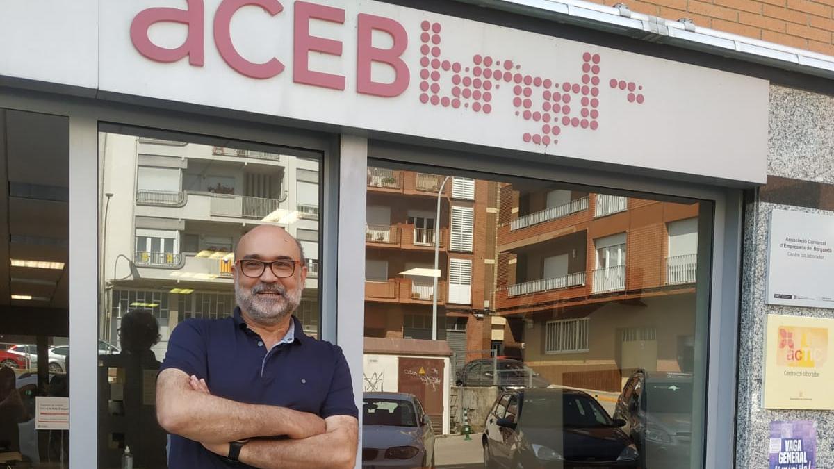 Josep Maria Serarols, actual president de l'ACEB, davant la seu de l'associació