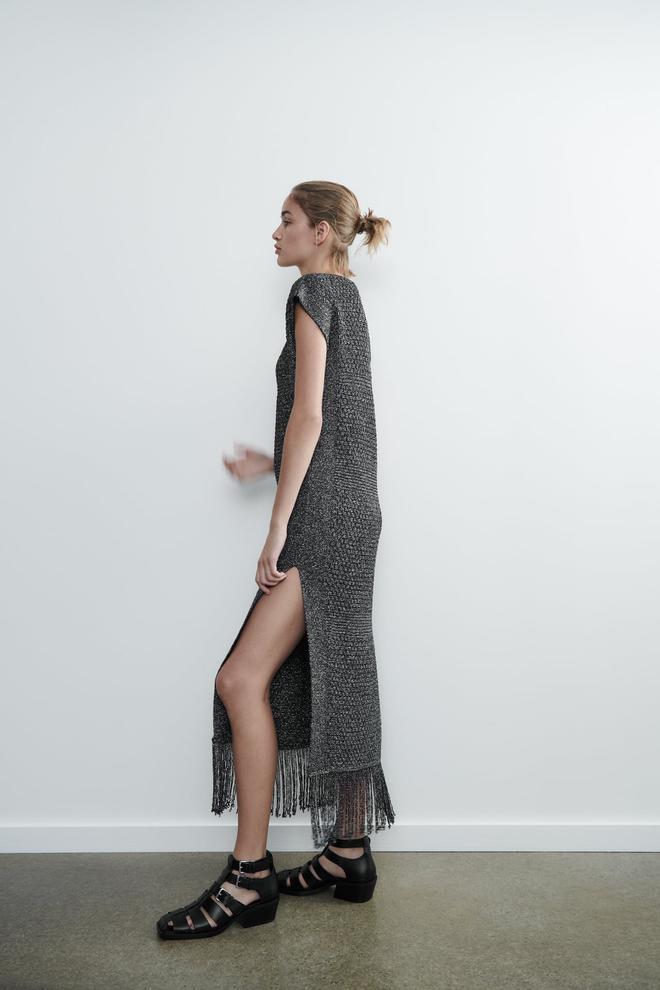 Vestido de flecos estilo túnica de punto con aberturas de Zara