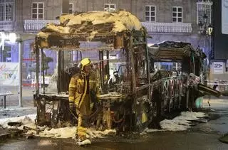 La pareja acusada de quemar dos buses de Vitrasa afronta 30 años de cárcel y medio millón de multa