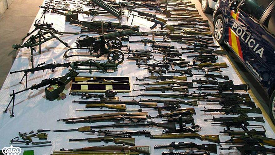 Hallan dos arsenales con 276 armas listas para su uso en Zamora y Mallorca