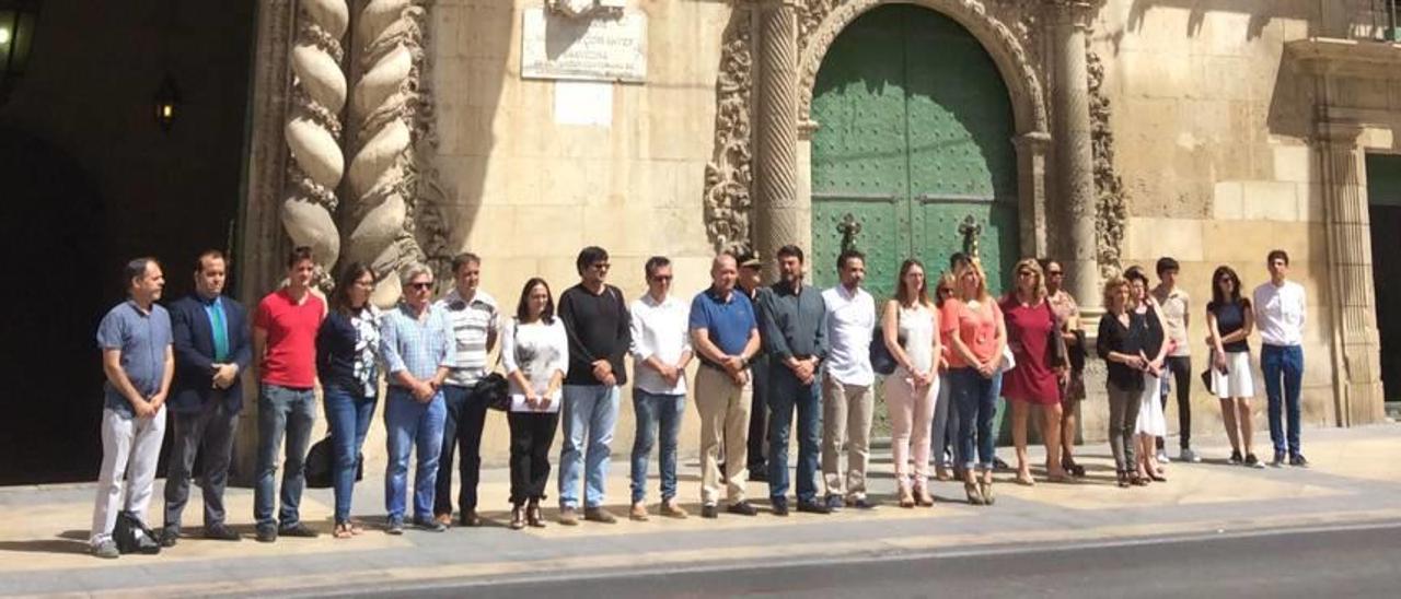 Acto en Alicante Minuto de silencio por las decenas de víctimas en el aeropuerto Atatürk