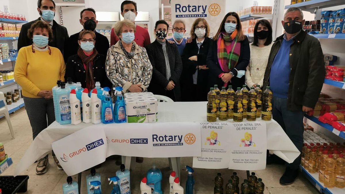 Momento de la aportación de productos de Rotary Almendralejo al Economato Social