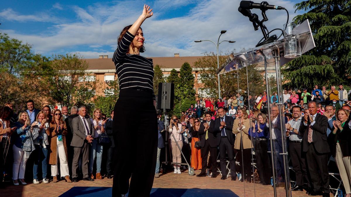 Ayuso celebra su triunfo en las elecciones de hace un año en Fuenlabrada.