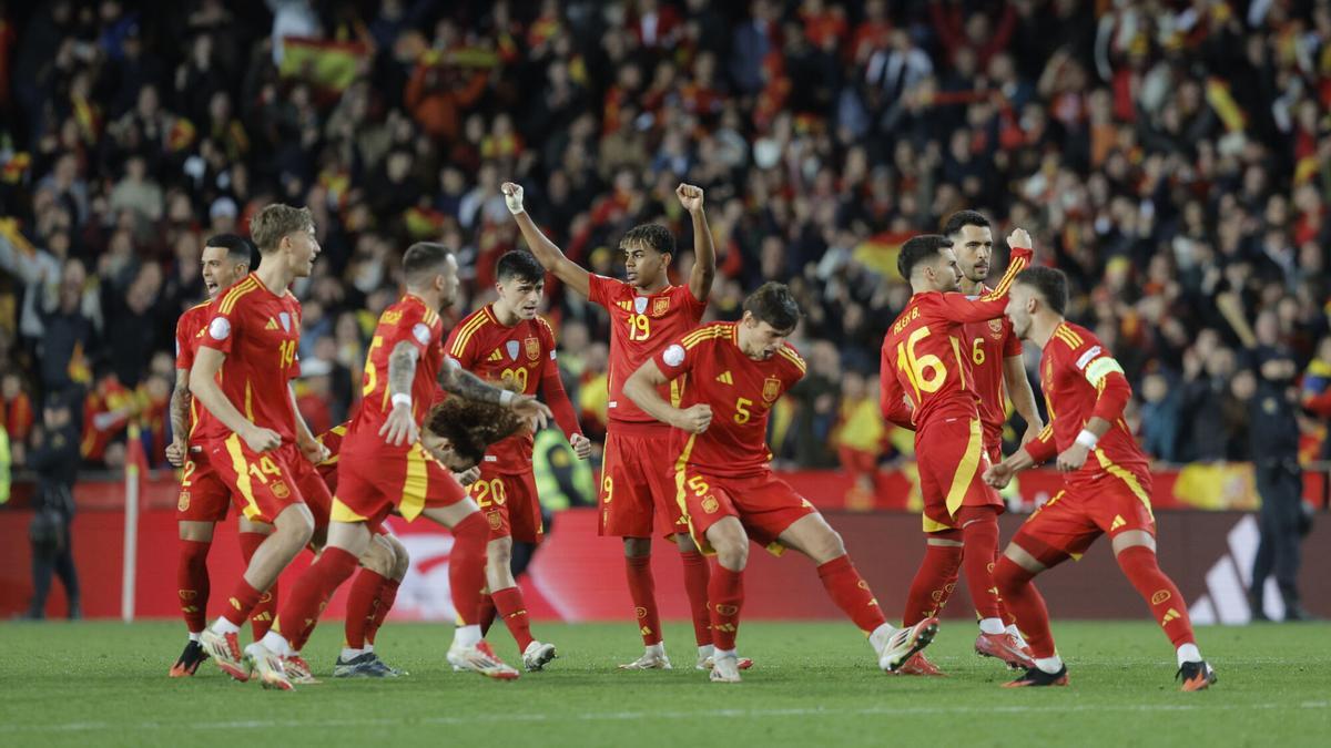 Los jugadores de la selección española celebran el triunfo en la tanda de penaltis frente a Países Bajos en Mestalla.