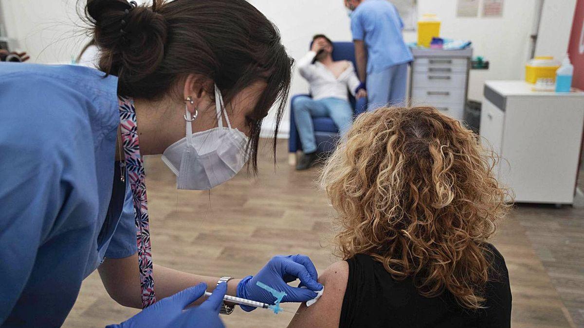 Una docente recibe la vacuna en Valencia.