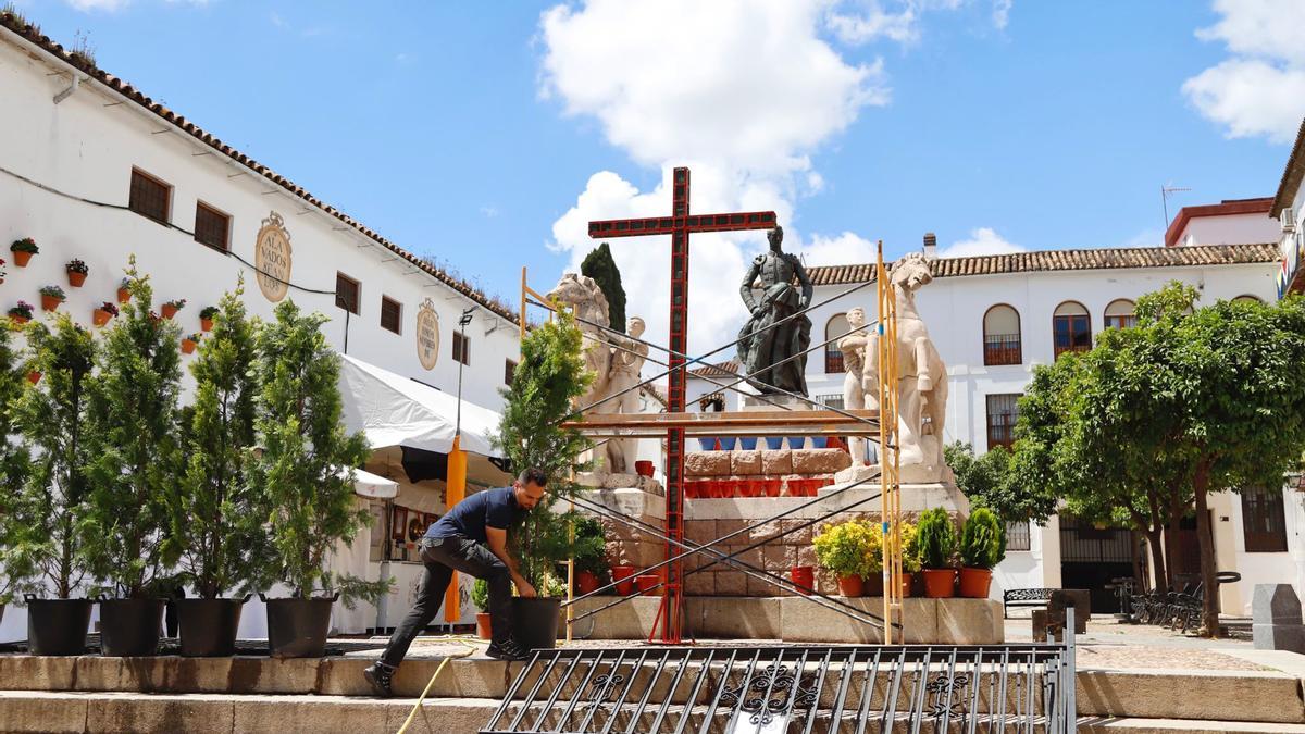 Preparativos en la cruz de mayo de la plaza Conde de Priego.