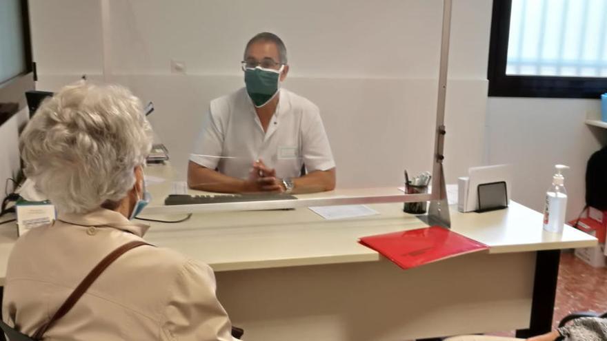 El doctor Joan Catena, metge geriatra de Sant Andreu Salut, atenent una pacient acompanyada de la seva familiar.