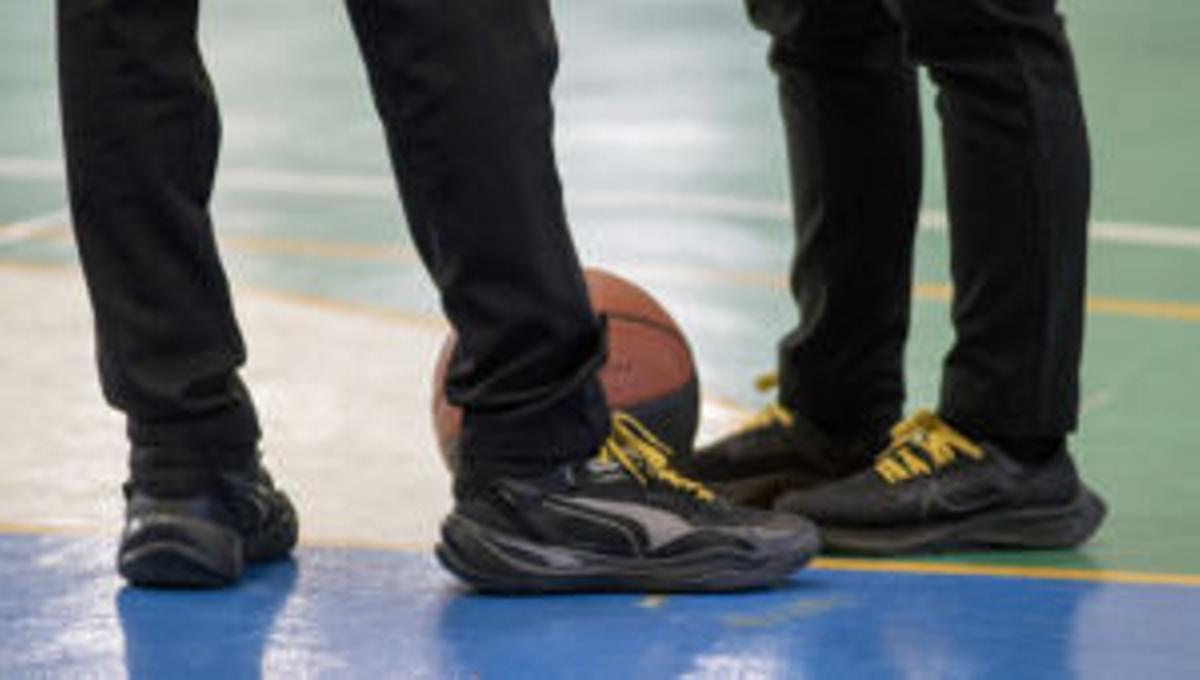 Numerosos árbitros y oficiales de mesa de la Comunitat Valenciana han lucido durante los partidos de este fin de semana los cordones amarillos que simbolizan su compromiso con el movimiento “Canastas contra el Cáncer Infantil”.