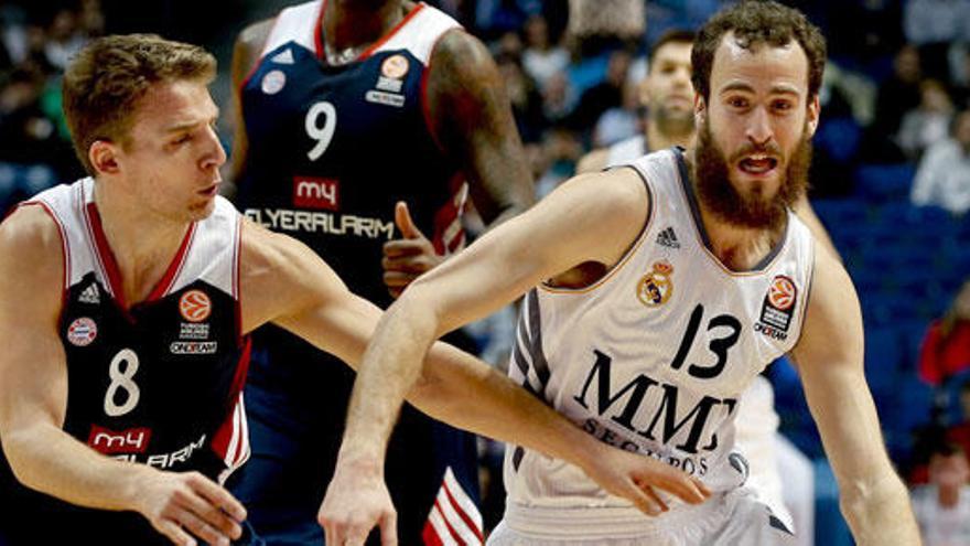 El base del Real Madrid Sergio Rodríguez, controla el balón.