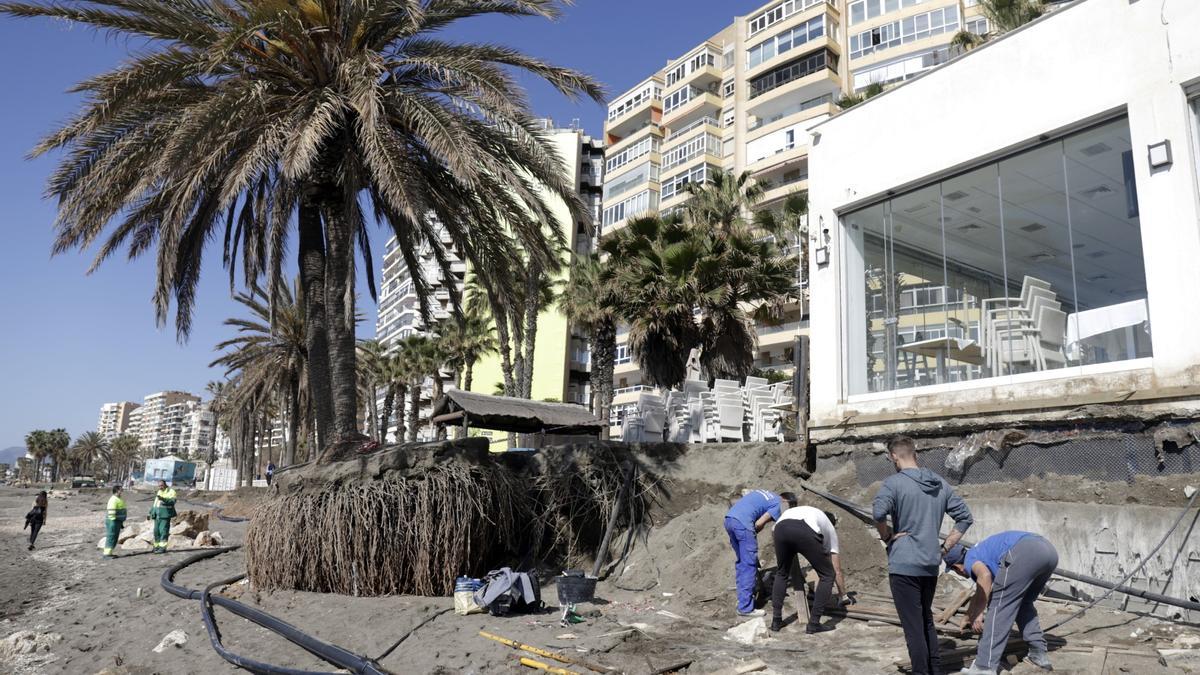 Arreglo de las playas de Málaga tras el temporal de finales de marzo.