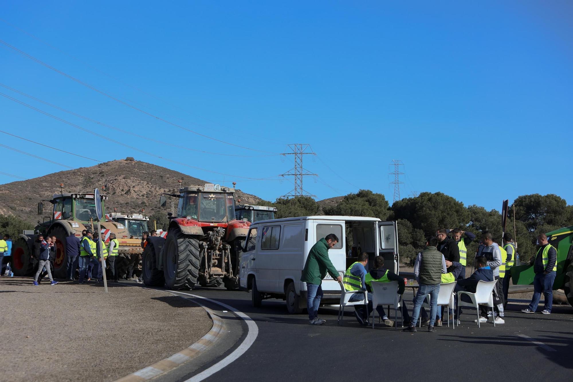 FOTOS: Los agricultores cortan el acceso a Escombreras en una manifestación ilegal