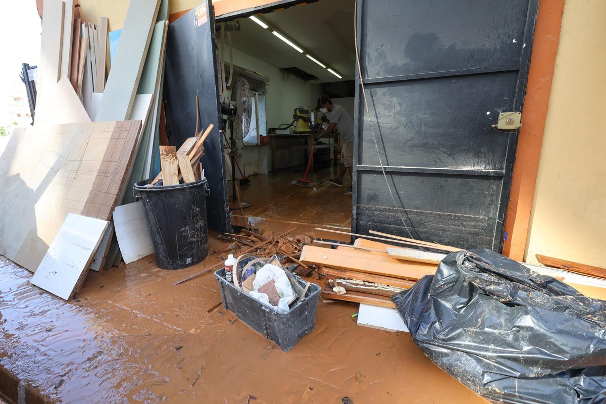 Todas las imágenes de los trabajos de limpieza en los locales de Ibiza inundados por el temporal