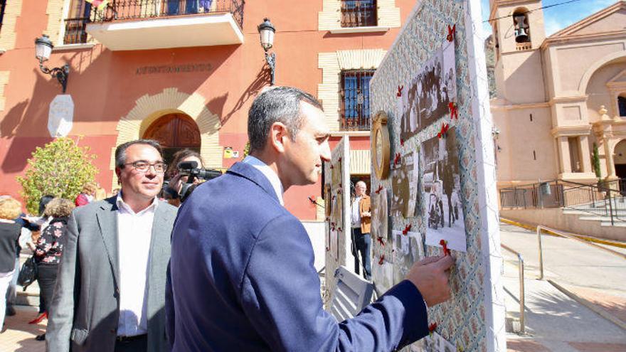 César Sánchez inaugura en Redován una exposición dedicada a las mujeres