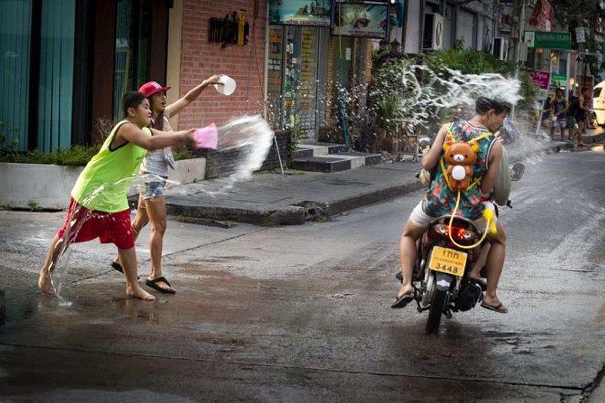 El Songkran se desarrolla en Bangkok del 13 al 15 de abril, aunque otras ciudades lo adelantan.