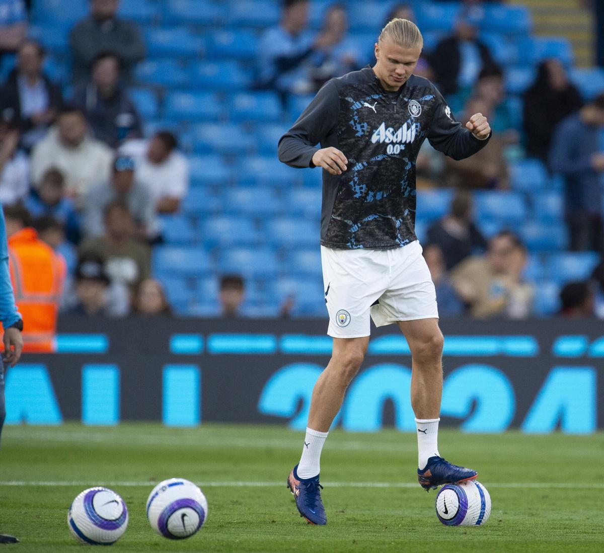 Manchester (United Kingdom), 02/05/2025.- Erling Haaland of Manchester City goes through his warm up routine before the English Premier League match between Manchester City and Wolverhampton Wanderers in Manchester, Britain, 02 May 2025. (Reino Unido) EFE/EPA/PETER POWELL EDITORIAL USE ONLY. No use with unauthorized audio, video, data, fixture lists, club/league logos, 'live' services or NFTs. Online in-match use limited to 120 images, no video emulation. No use in betting, games or single club/league/player publications