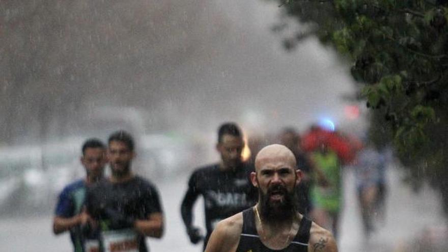 Más de 3.000 corredores desafían al temporal