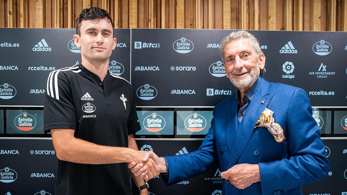 Luca de la Torre estrecha la mano del presidente Carlos Mouriño.
