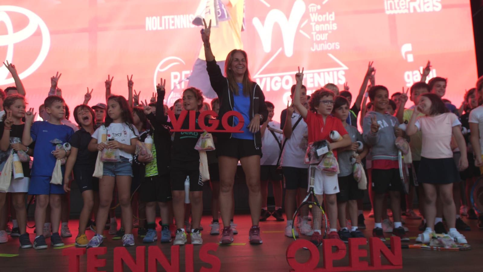 Arantxa Sánchez Vicario, con los participantes en el torneo de minitenis.