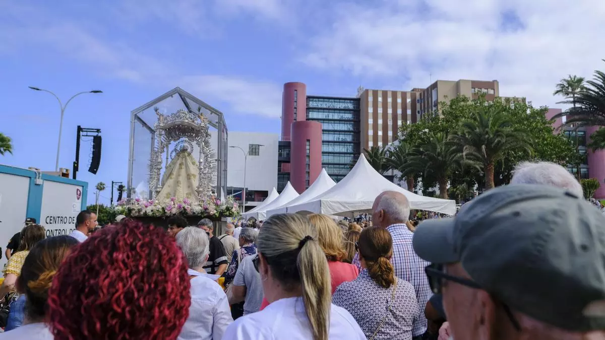 La Virgen del Pino hace una parada histórica en el Hospital Insular y el Materno para «dar esperanza»