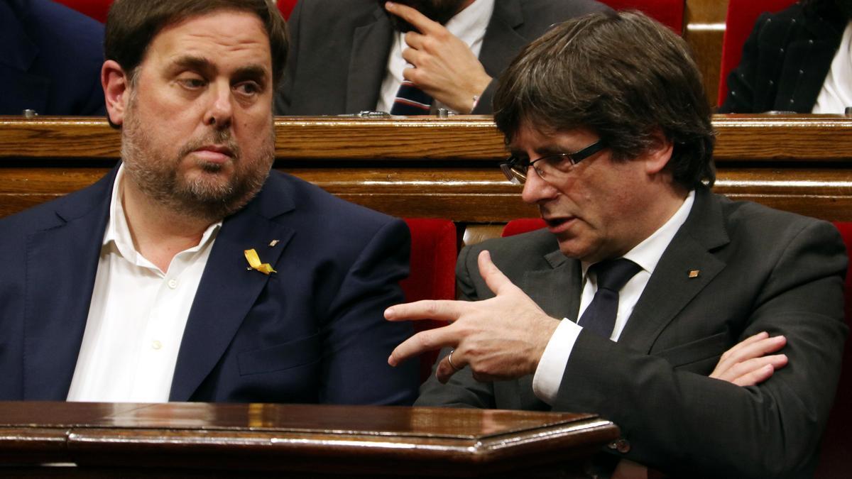 Carles Puigdemont parla Oriol Junqueras al Parlament, l&#039;octubre del 2017