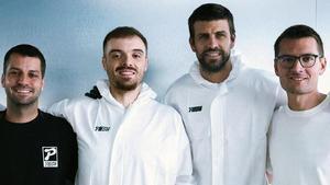 Ibai Llanos i Gerard Piqué, al centre, amb Juan Umbert i Jaume Betrian.