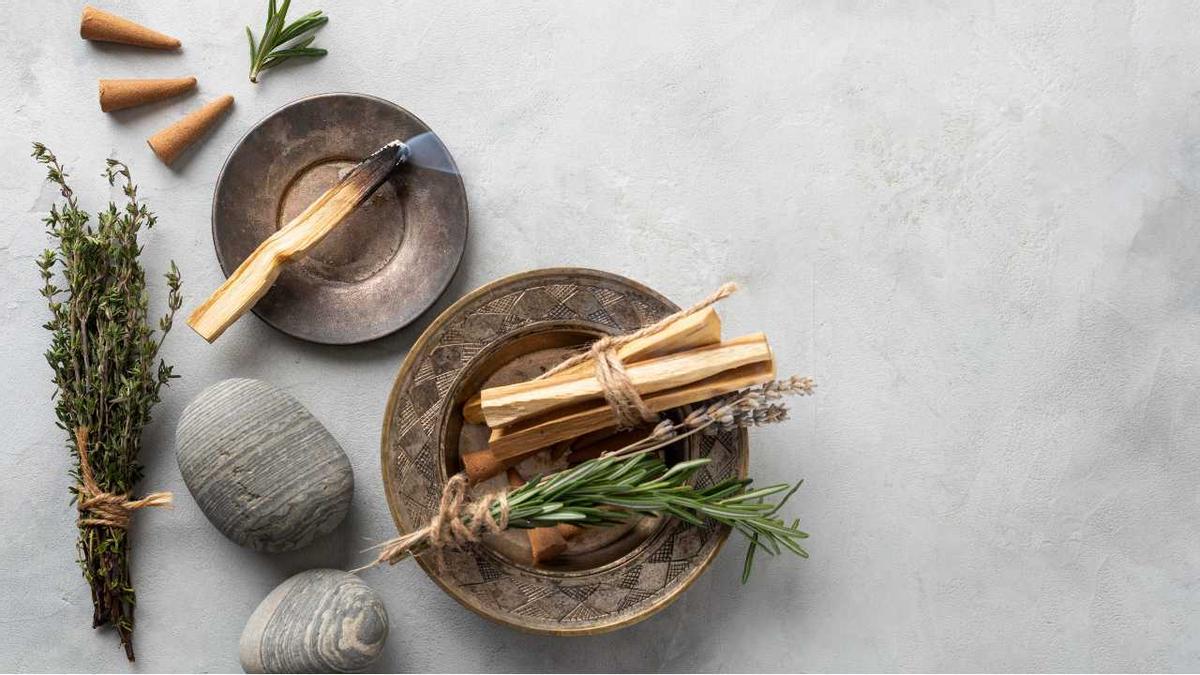 La madera del Bursera graveolens emite un agradable aroma al ser quemada